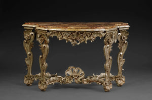 ROME vers 1740 - 1760 Console en bois mouluré, sculpté, doré à la mecca, à riche décor de coquilles