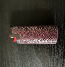 Charger l&#39;image dans la galerie, Étui à briquet en bois gainé de galuchat rouge XXe
