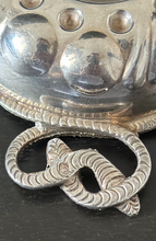 Charger l&#39;image dans la galerie, TASTE-VIN en argent à motifs de godrons et pastilles, la prise à deux serpents entrelacés
