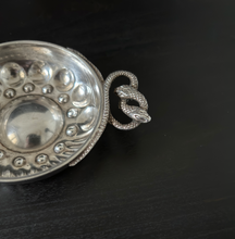 Charger l&#39;image dans la galerie, TASTE-VIN en argent à motifs de godrons et pastilles, la prise à deux serpents entrelacés
