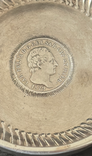 Load image into Gallery viewer, TASTE-VIN en argent à décor de pampres de vigne et d&#39;une monnaie argent 1 lire 1829
