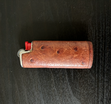 Charger l&#39;image dans la galerie, Etui à briquet en cuir d&#39;autruche XXᵉ
